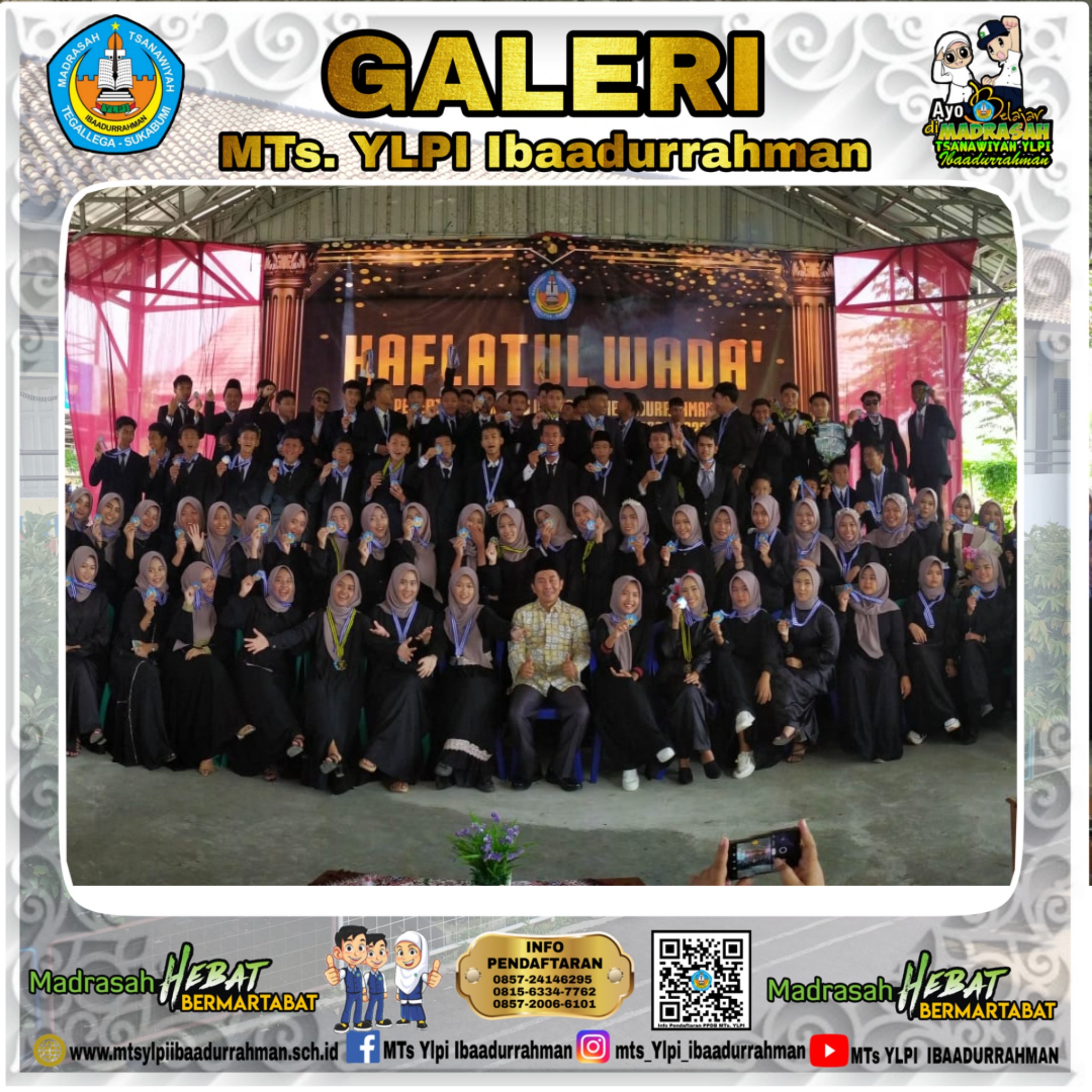 Foto bersama Wisudawan dengan kepala MTs YLPI Ibaadurrahman 